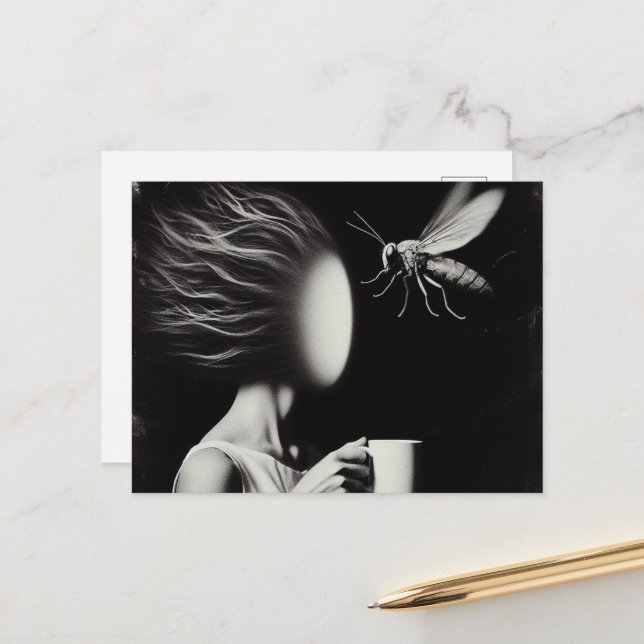 Surreal kvinna och Bee-morgonkaffe Vykort (Fram/Back In Situ)