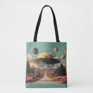 Surreal landskap med väg, UFO och Saturnus  Tygkasse