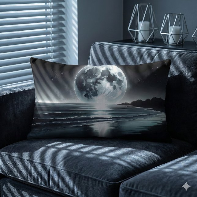 Surreal månökning över den tranquil Ocean Shore Lumbarkudde (Surreal Moonrise Over Tranquil Ocean Shore Lumbar Pillow Mockup B)