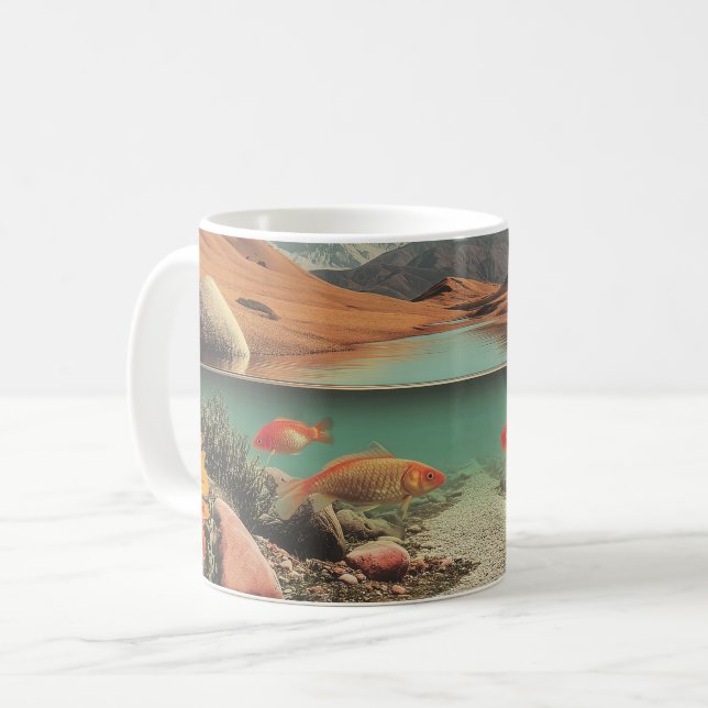 Surreal öken och sjö med guldfiskar kaffemugg (Framsida vänster)