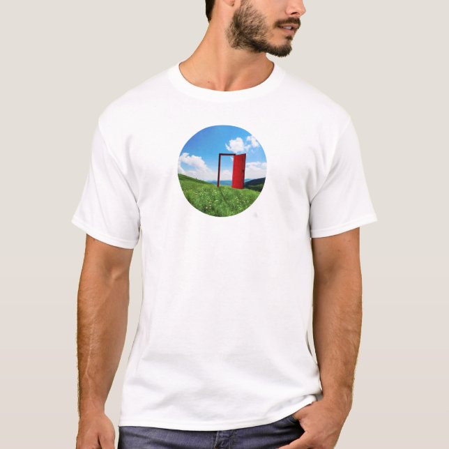 Surreal röd dörr i grön ängslandskap t shirt (Framsida)
