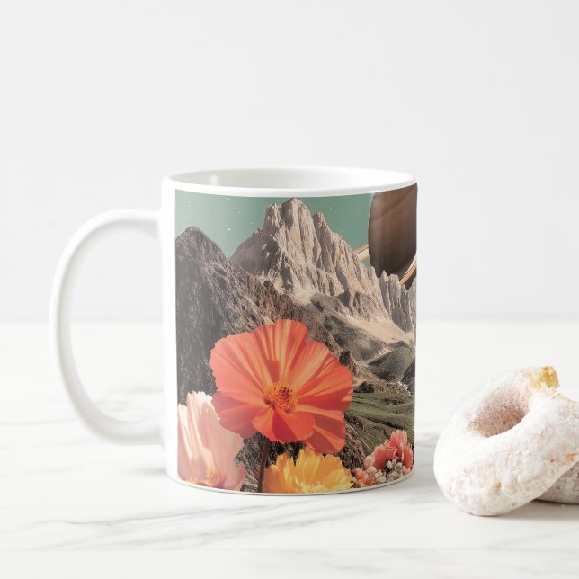 Surreal Saturn över bergsdal Kaffemugg (Med munk)