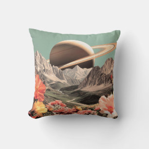 Surreal Saturnus över bergsdal Kudde