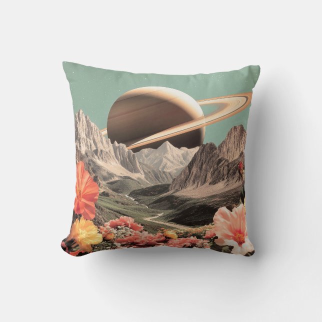 Surreal Saturnus over Mountain Valley Kudde (Framsida)