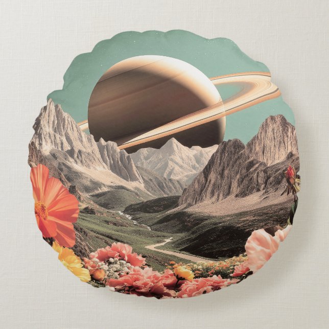 Surreal Saturnus over Mountain Valley Rund Kudde (Framsidan)
