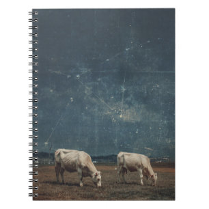 Surreal Starfield Pasture Cow-anteckningsbok Anteckningsbok