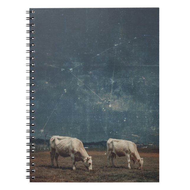Surreal Starfield Pasture Cow-anteckningsbok Anteckningsbok (Framsidan)
