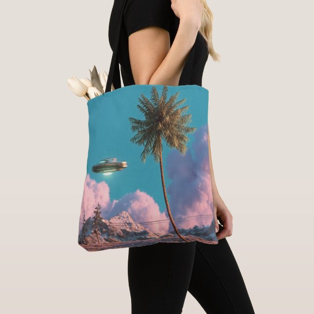Surreal UFO- och palmtrotsbergsscen Tygkasse (Närbild)