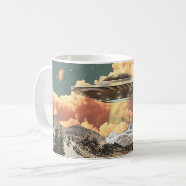 Surreal UFO ovanför bergssjö med planeter Kaffemugg (Framsida vänster)