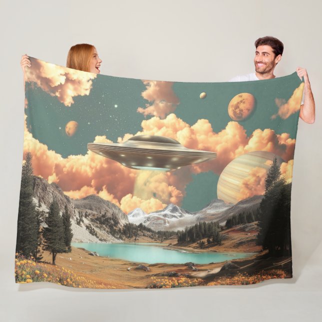 Surreal UFO ovanför Mountain Lake med planeter Fleecefilt (På plats)