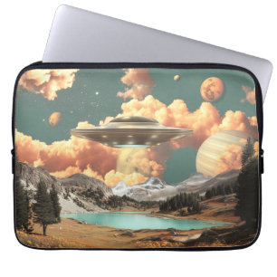 Surreal UFO ovanför Mountain Lake med planeter Laptop Fodral