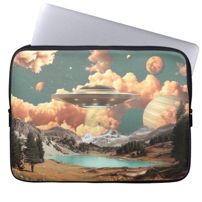 Surreal UFO ovanför Mountain Lake med planeter Laptop Fodral (Framsidan)