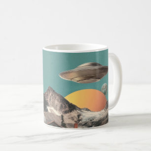 Surreal UFO över lantlig stuga Kaffemugg