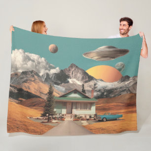 Surreal UFO över lantligt hus Fleecefilt