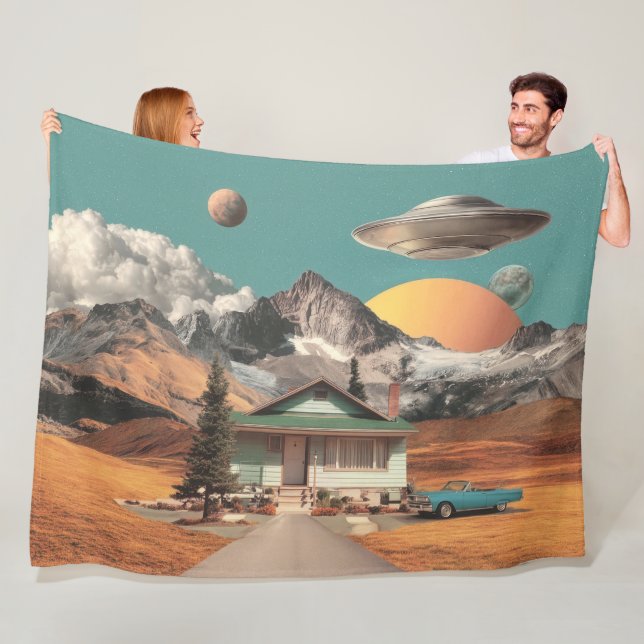 Surreal UFO över lantligt hus Fleecefilt (På plats)