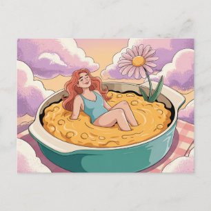 Surreal Woman Sits i Bathing Kostym i Cheesy Dish Vykort