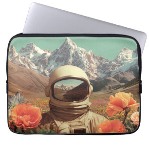Surrealistisk astronaut i blomsterfält laptop fodral
