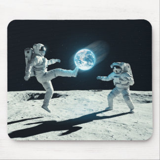 Surrealistisk fotbollskonst med astronauter på mån musmatta