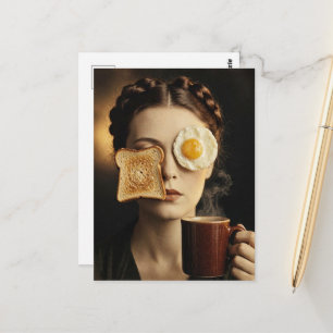 Surrealistisk frukost Toast Kvinna med ägg och kaf Vykort