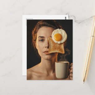 Surrealistisk frukost Toast Kvinna med ägg och kaf Vykort