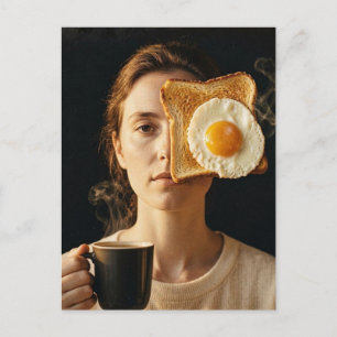 Surrealistisk frukost Toast och kaffekvinna med äg Vykort