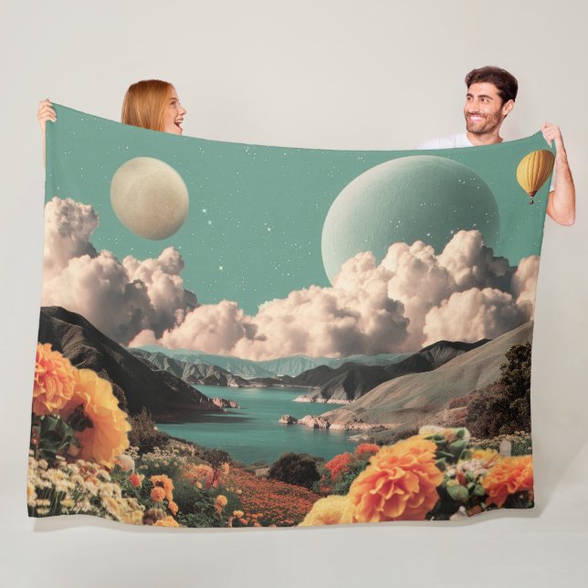 Surrealistiskt berglandskap med planeter och moln fleecefilt (På plats)