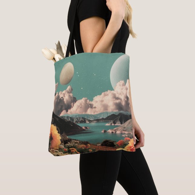 Surrealistiskt berglandskap med planeter och moln tygkasse (Närbild)