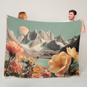 Surrealistiskt bergslandskap med blommande blommor fleecefilt