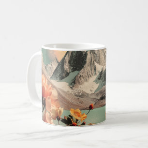 Surrealistiskt bergslandskap med blommande blommor kaffemugg