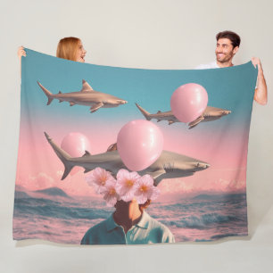 Surrealistiskt drömlandskap med hajar och ballonge fleecefilt