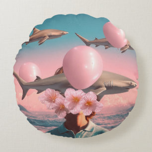 Surrealistiskt drömlandskap med hajar och ballonge rund kudde