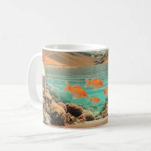 Surrealistiskt interiör med fisk och månbelyst lan kaffemugg