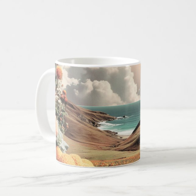 Surrealistiskt kustlandskap med blommor och moln kaffemugg (Framsida vänster)