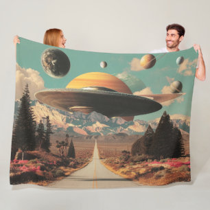 Surrealistiskt landskap med väg, UFO och Saturnus Fleecefilt