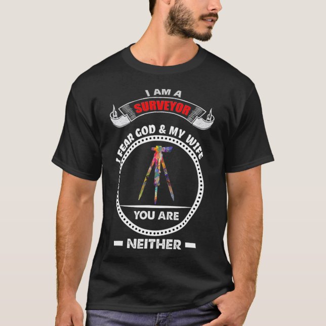 Surveyor present Land Survey fruktar Gud Min fru  T Shirt (Framsida)