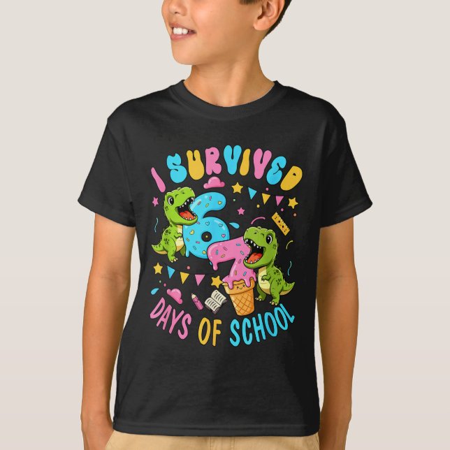 Survived 67 Days Of School T-rexes Funny Six Seven T Shirt (Framsida)