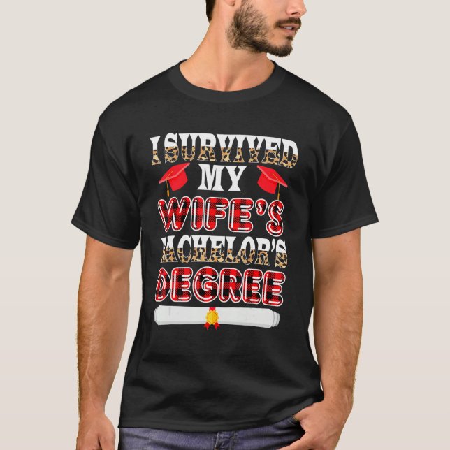 Survived My Wife's Bachelor's Degree Funny Graduat T Shirt (Framsida)