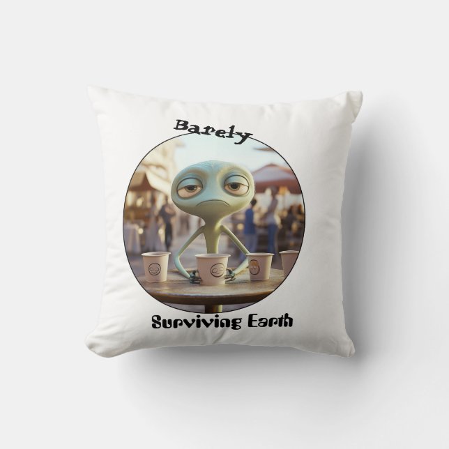 Surviving earth alien coffee drinker kudde (Framsida)