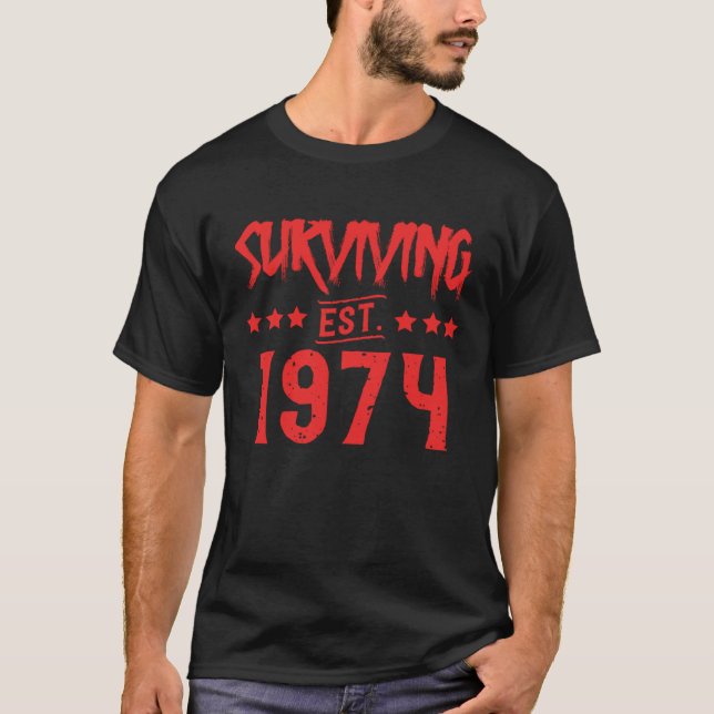 Surviving Est 1974 T Shirt (Framsida)