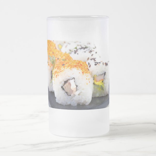 Sushi på en platta frostat ölglas (Center)
