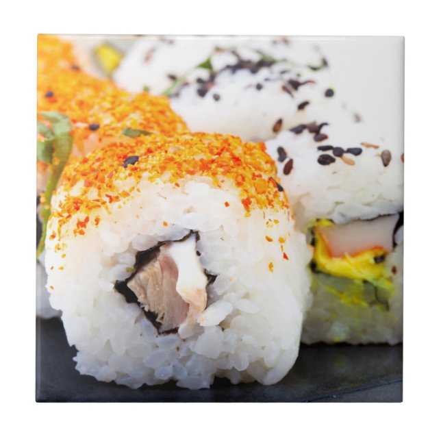 Sushi på en platta kakelplatta (Framsidan)