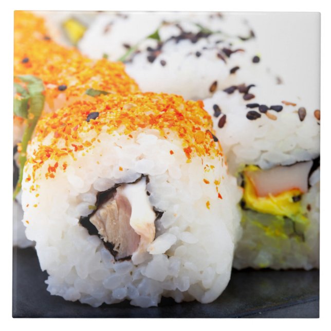 Sushi på en platta kakelplatta (Framsidan)