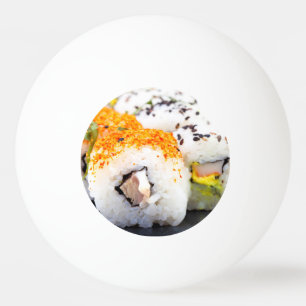 Sushi på en platta pingisboll