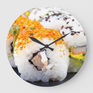 Sushi på en platta stor klocka