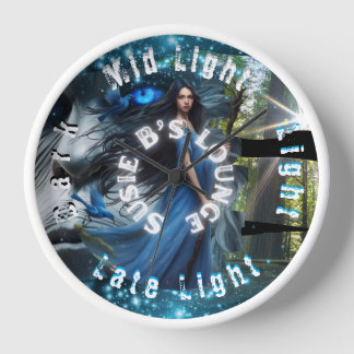 Susie B's Lounge Clock Klocka