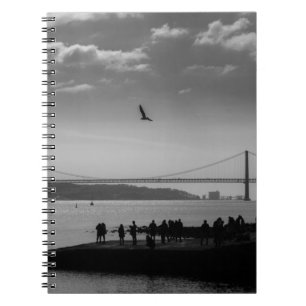 Suspension Bridge i Lissabon Black and White Photo Anteckningsbok