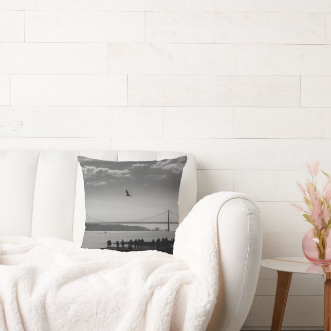 Suspension Bridge i Lissabon Black and White Photo Kudde (Soffa)