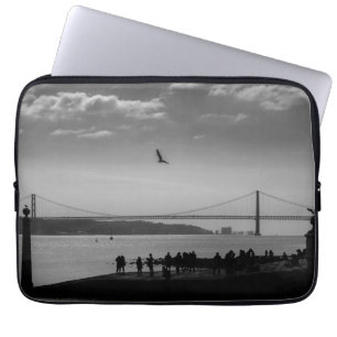 Suspension Bridge i Lissabon Black and White Photo Laptop Fodral