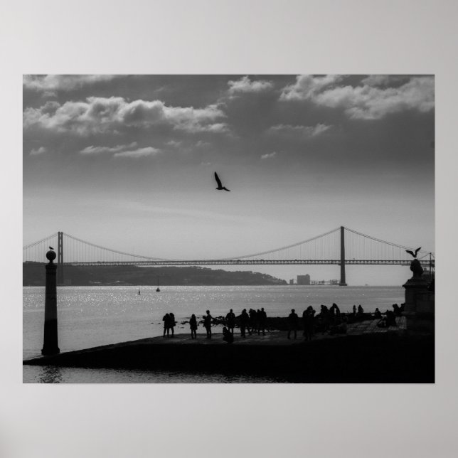 Suspension Bridge i Lissabon Black and White Photo Poster (Framsidan)