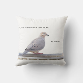 Suspicious-Tittar Dove Kudde